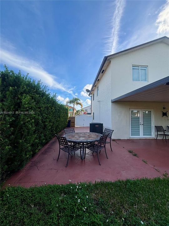 出租: $3,500 (3 贝兹, 3 浴室, 1425 平方英尺)