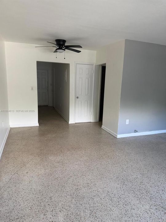 出租: $1,600 (1 贝兹, 1 浴室, 4788 平方英尺)