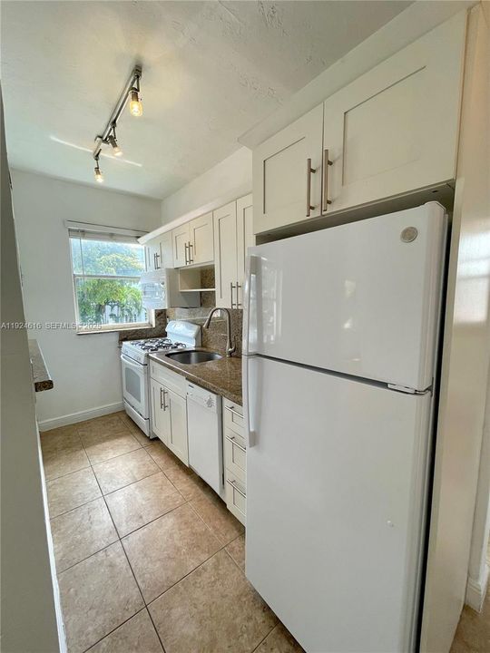 For Rent: $2,100 (1 beds, 1 baths, 700 Square Feet)