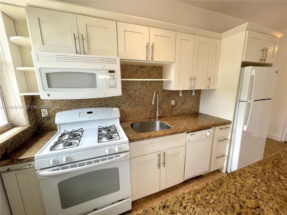 For Rent: $2,100 (1 beds, 1 baths, 700 Square Feet)