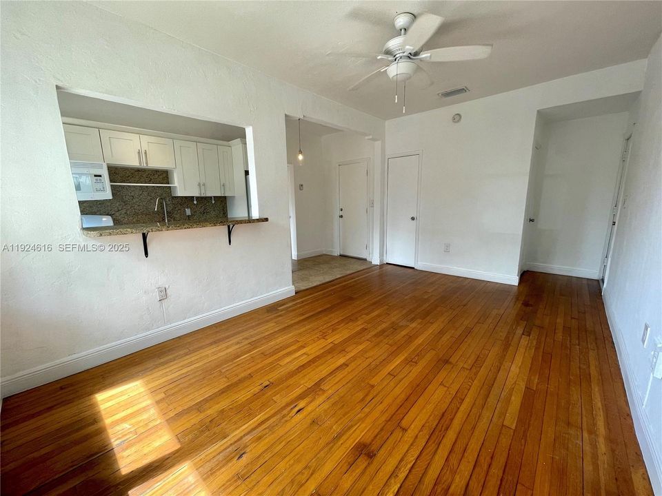 For Rent: $2,100 (1 beds, 1 baths, 700 Square Feet)