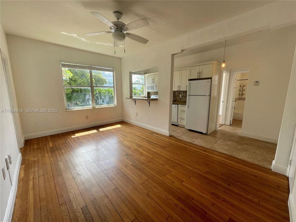 For Rent: $2,100 (1 beds, 1 baths, 700 Square Feet)