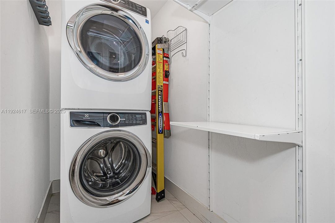 For Sale: $950,000 (3 beds, 2 baths, 1680 Square Feet)