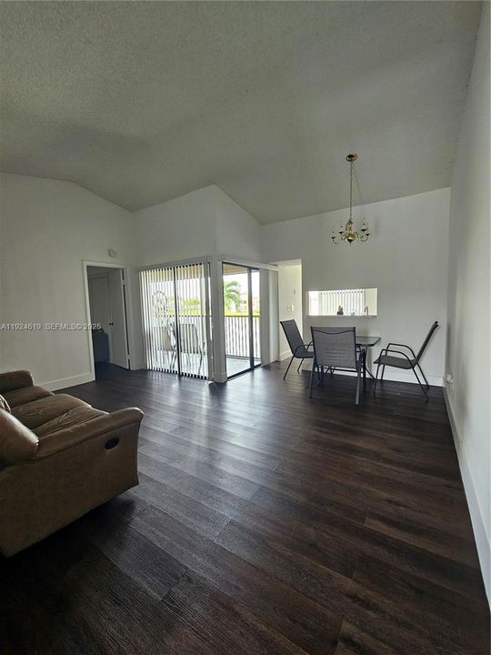 В аренду: $1,900 (2 спален, 2 ванн, 960 Квадратных фут)