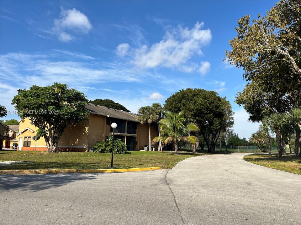 For Sale: $169,000 (2 beds, 2 baths, 980 Square Feet)