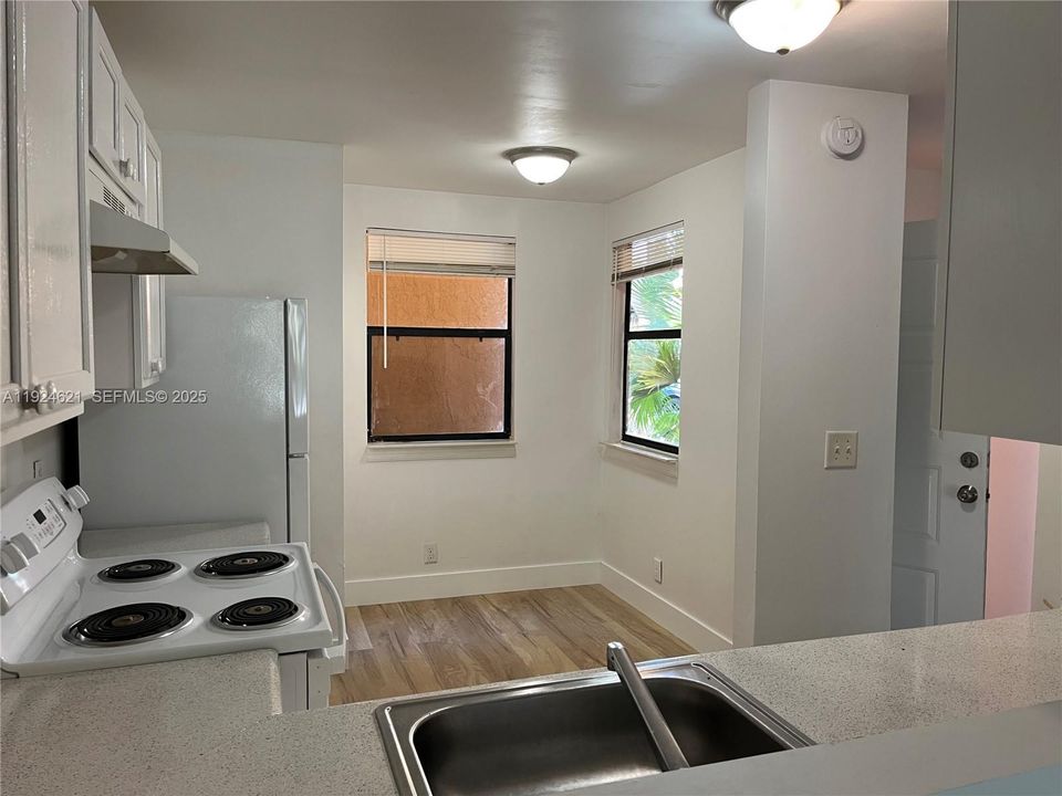 For Sale: $169,000 (2 beds, 2 baths, 980 Square Feet)