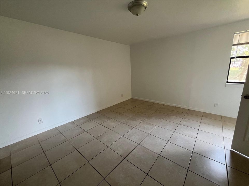 For Sale: $169,000 (2 beds, 2 baths, 980 Square Feet)