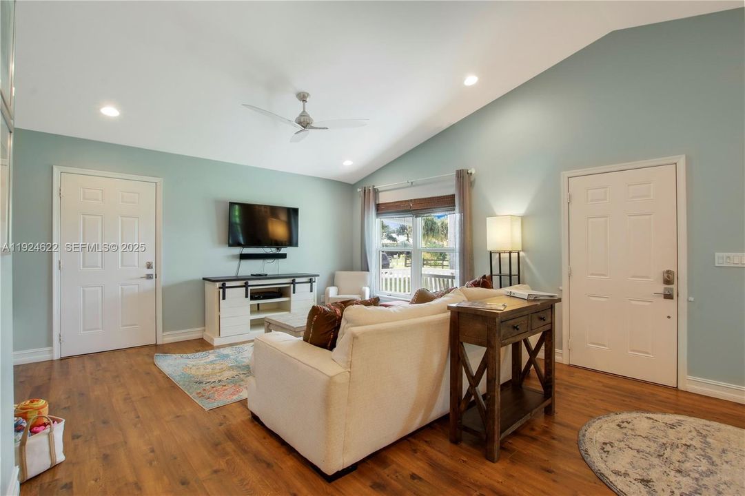 For Sale: $685,000 (3 beds, 2 baths, 1438 Square Feet)