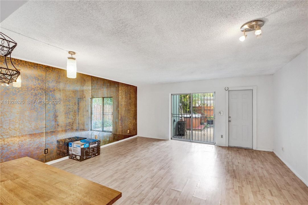 For Sale: $405,000 (2 beds, 2 baths, 1498 Square Feet)