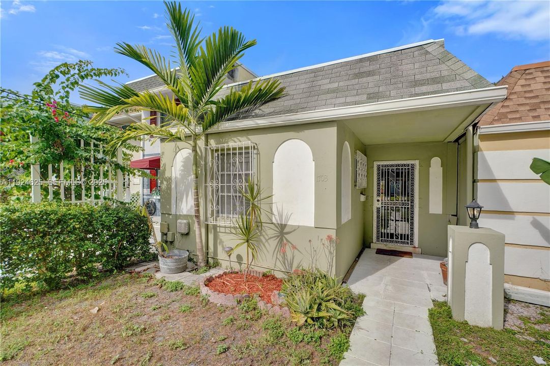 For Sale: $405,000 (2 beds, 2 baths, 1498 Square Feet)
