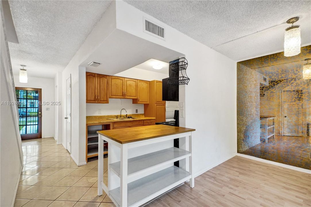 For Sale: $405,000 (2 beds, 2 baths, 1498 Square Feet)