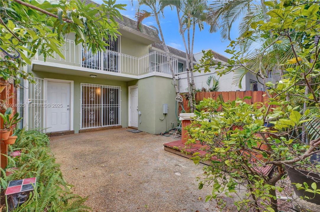 For Sale: $405,000 (2 beds, 2 baths, 1498 Square Feet)