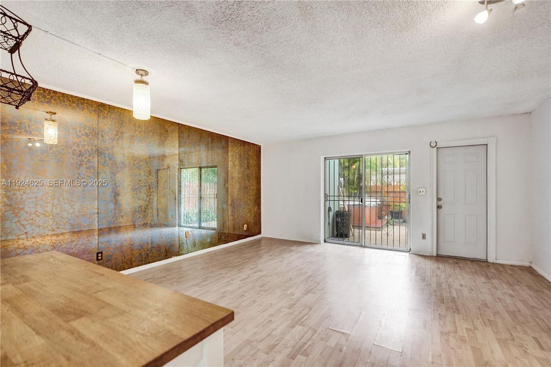 For Sale: $405,000 (2 beds, 2 baths, 1498 Square Feet)
