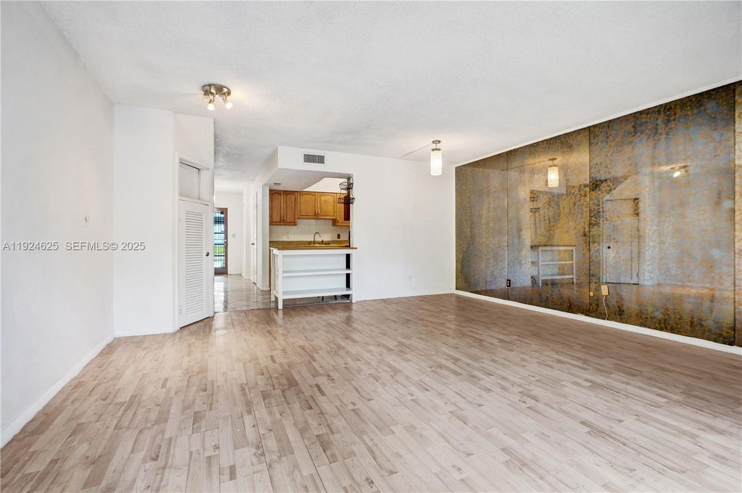 For Sale: $405,000 (2 beds, 2 baths, 1498 Square Feet)