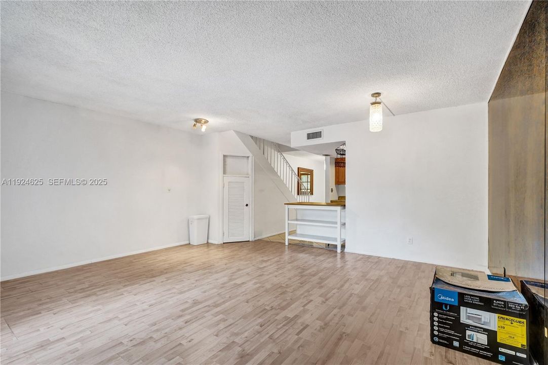 For Sale: $405,000 (2 beds, 2 baths, 1498 Square Feet)