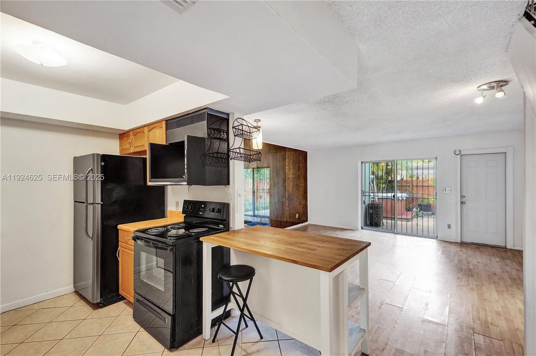 For Sale: $405,000 (2 beds, 2 baths, 1498 Square Feet)