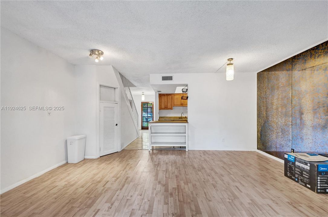 For Sale: $405,000 (2 beds, 2 baths, 1498 Square Feet)