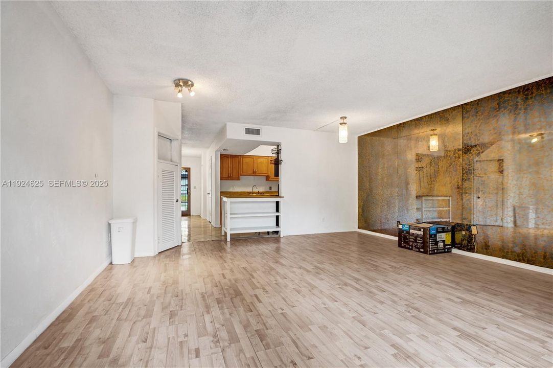 For Sale: $405,000 (2 beds, 2 baths, 1498 Square Feet)