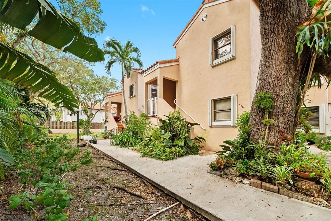 For Rent: $2,375 (2 beds, 2 baths, 965 Square Feet)