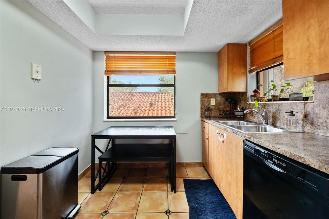 For Rent: $2,375 (2 beds, 2 baths, 965 Square Feet)