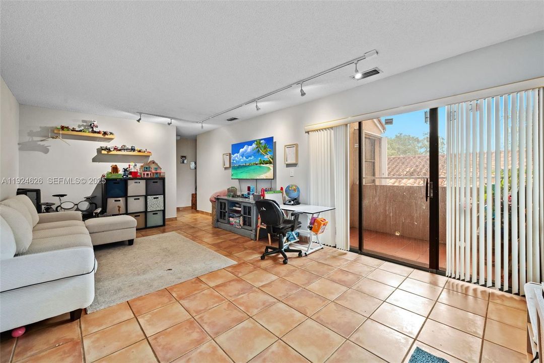 For Rent: $2,375 (2 beds, 2 baths, 965 Square Feet)