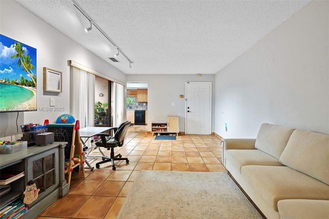 For Rent: $2,375 (2 beds, 2 baths, 965 Square Feet)