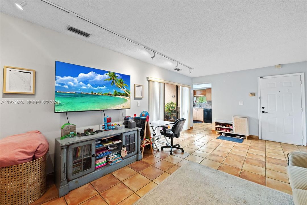 For Rent: $2,375 (2 beds, 2 baths, 965 Square Feet)