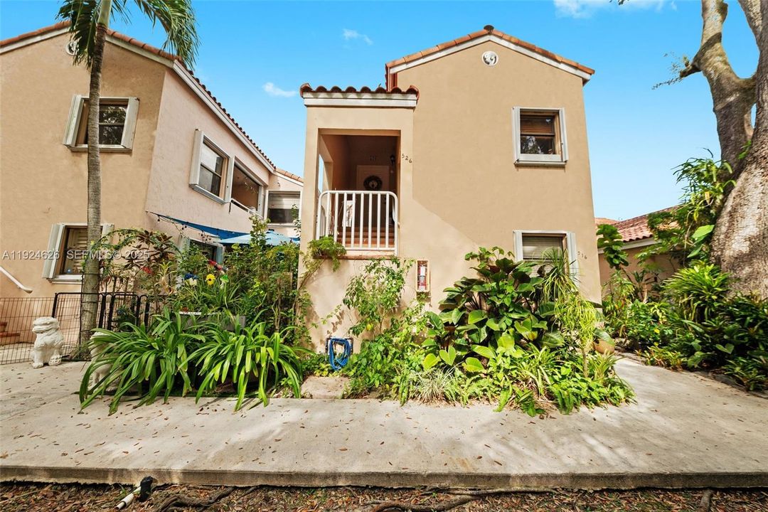 For Rent: $2,375 (2 beds, 2 baths, 965 Square Feet)