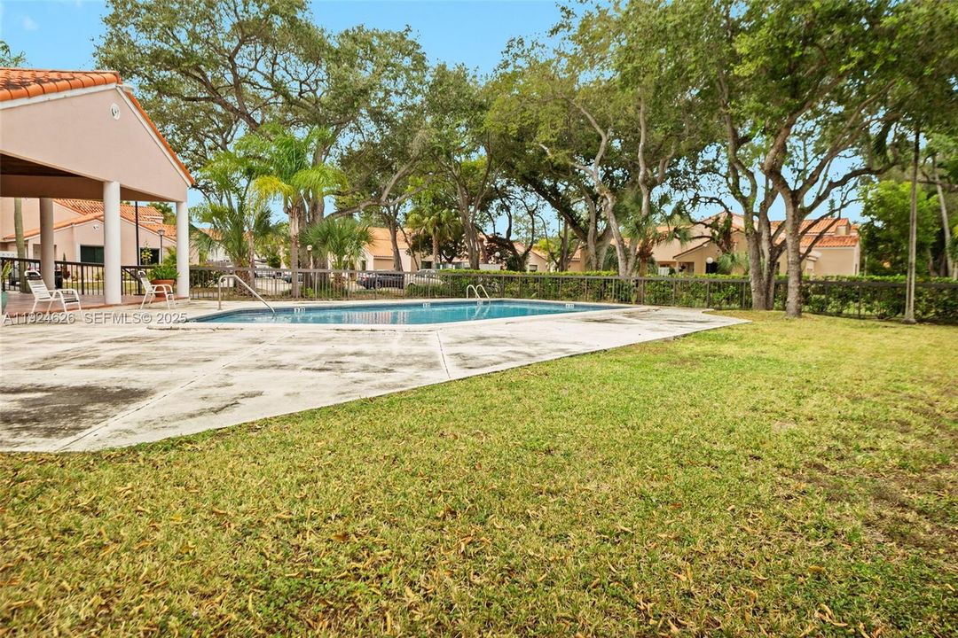 For Rent: $2,375 (2 beds, 2 baths, 965 Square Feet)