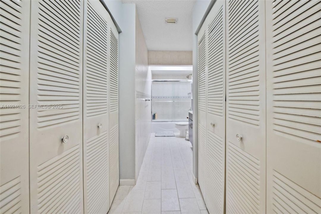 For Rent: $2,375 (2 beds, 2 baths, 965 Square Feet)