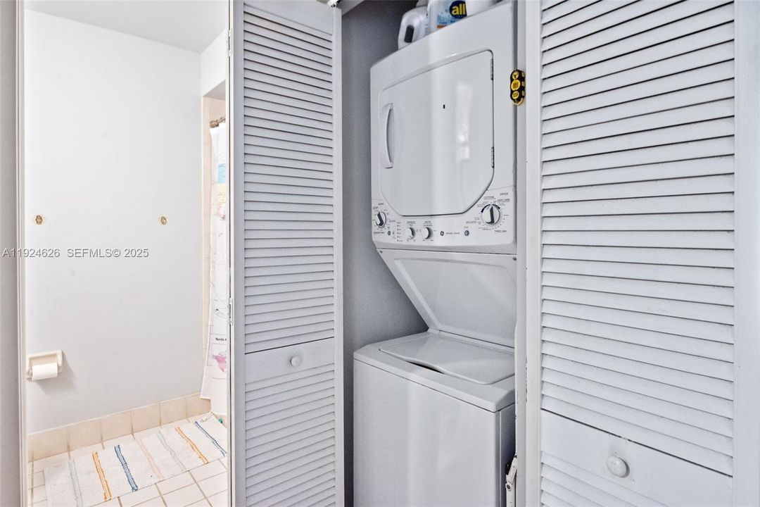 For Rent: $2,375 (2 beds, 2 baths, 965 Square Feet)