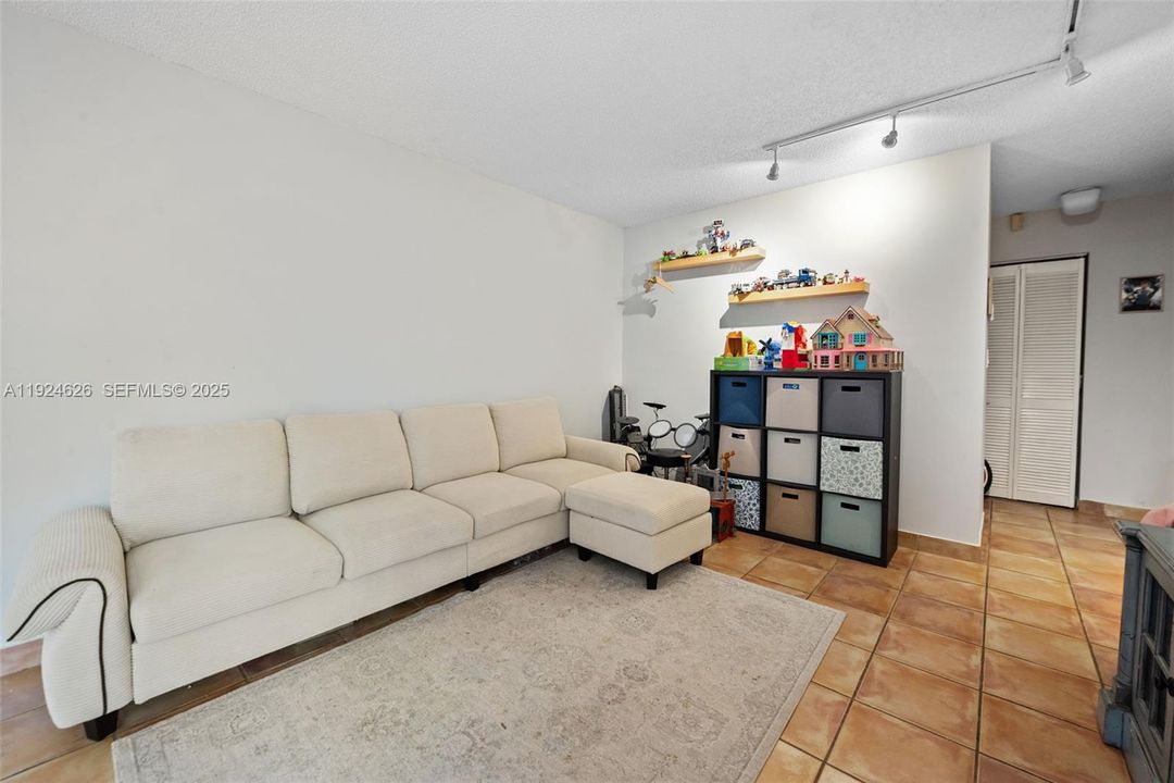 For Rent: $2,375 (2 beds, 2 baths, 965 Square Feet)