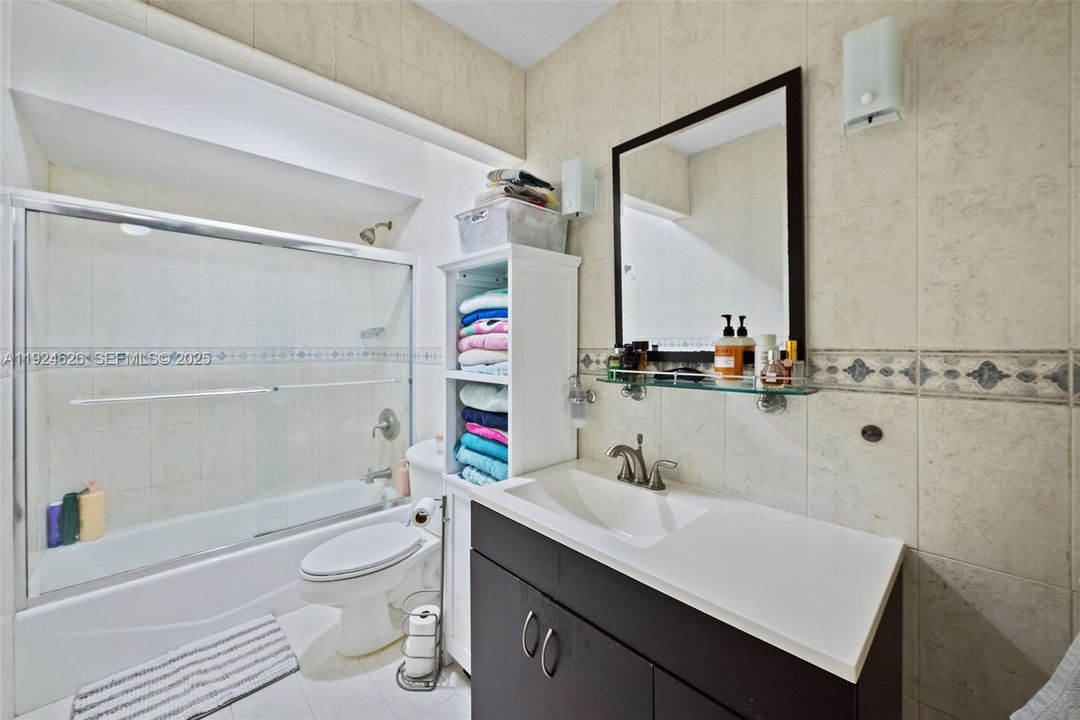 For Rent: $2,375 (2 beds, 2 baths, 965 Square Feet)