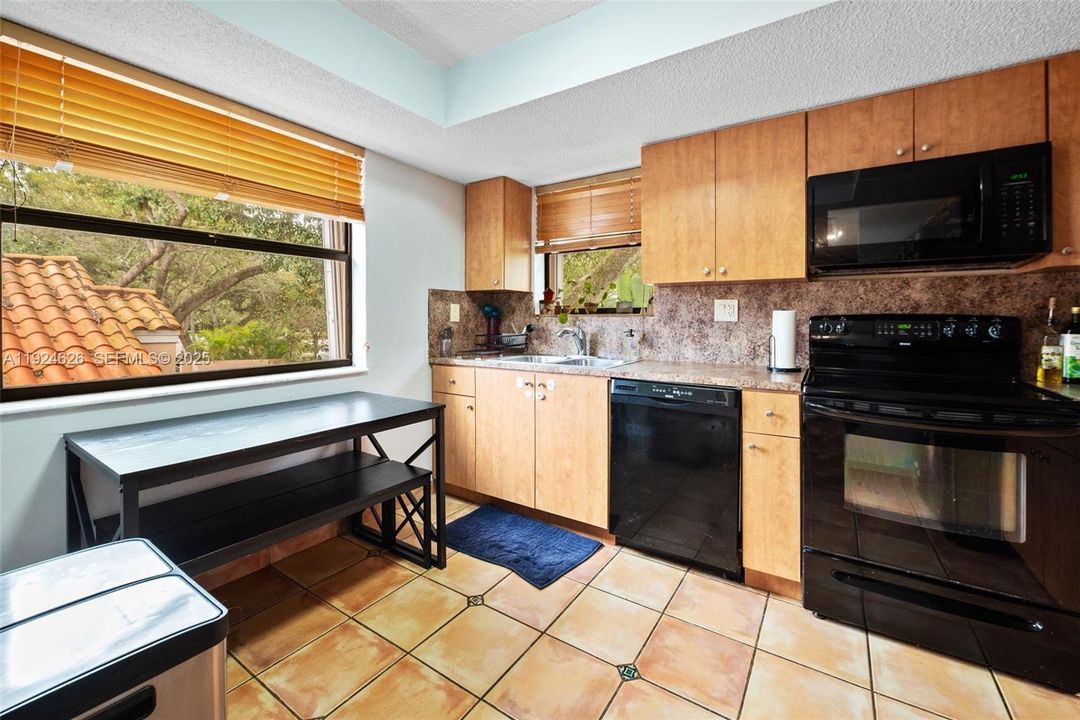 For Rent: $2,375 (2 beds, 2 baths, 965 Square Feet)