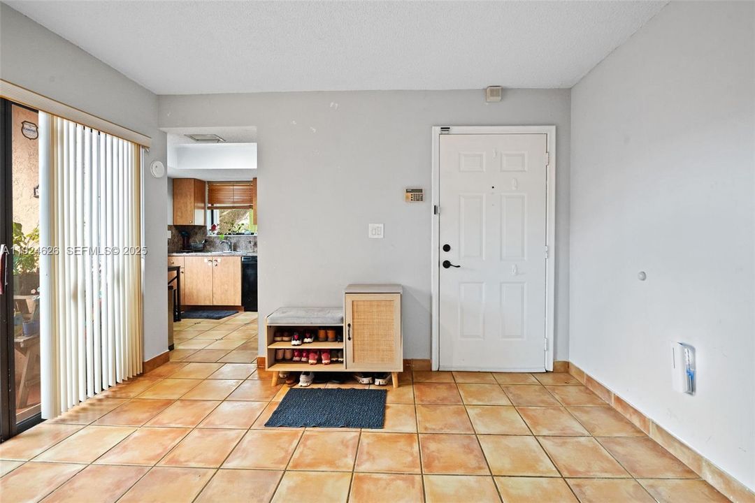 For Rent: $2,375 (2 beds, 2 baths, 965 Square Feet)