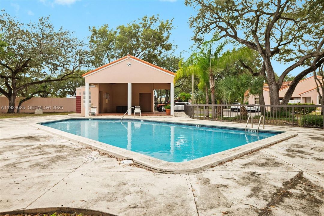 For Rent: $2,375 (2 beds, 2 baths, 965 Square Feet)