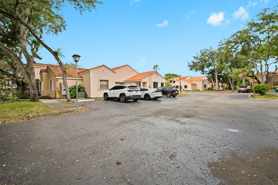 For Rent: $2,375 (2 beds, 2 baths, 965 Square Feet)