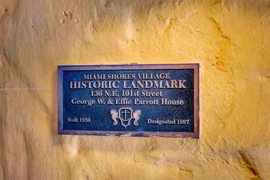 For Sale: $997,000 (2 beds, 1 baths, 1073 Square Feet)