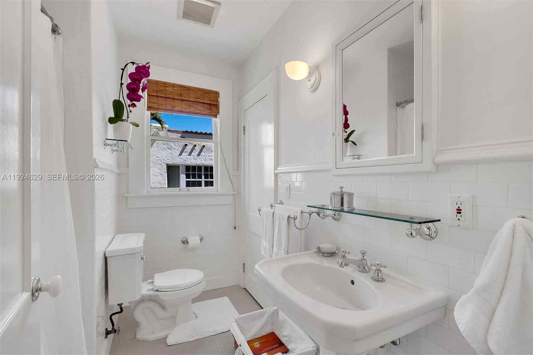 For Sale: $997,000 (2 beds, 1 baths, 1073 Square Feet)