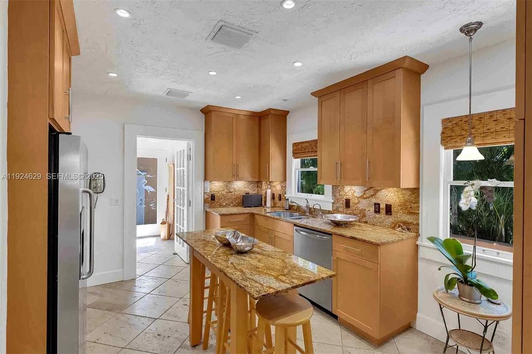 For Sale: $997,000 (2 beds, 1 baths, 1073 Square Feet)