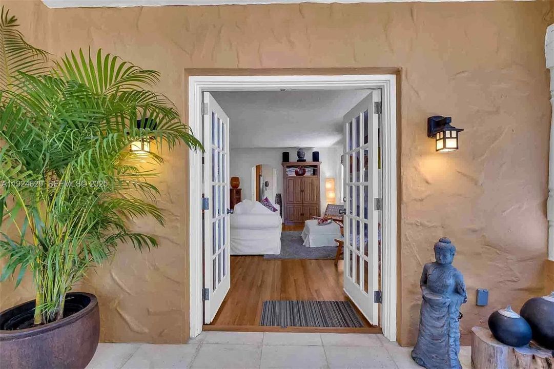 For Sale: $997,000 (2 beds, 1 baths, 1073 Square Feet)