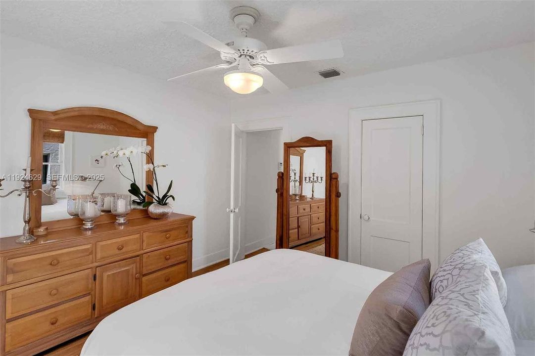 For Sale: $997,000 (2 beds, 1 baths, 1073 Square Feet)