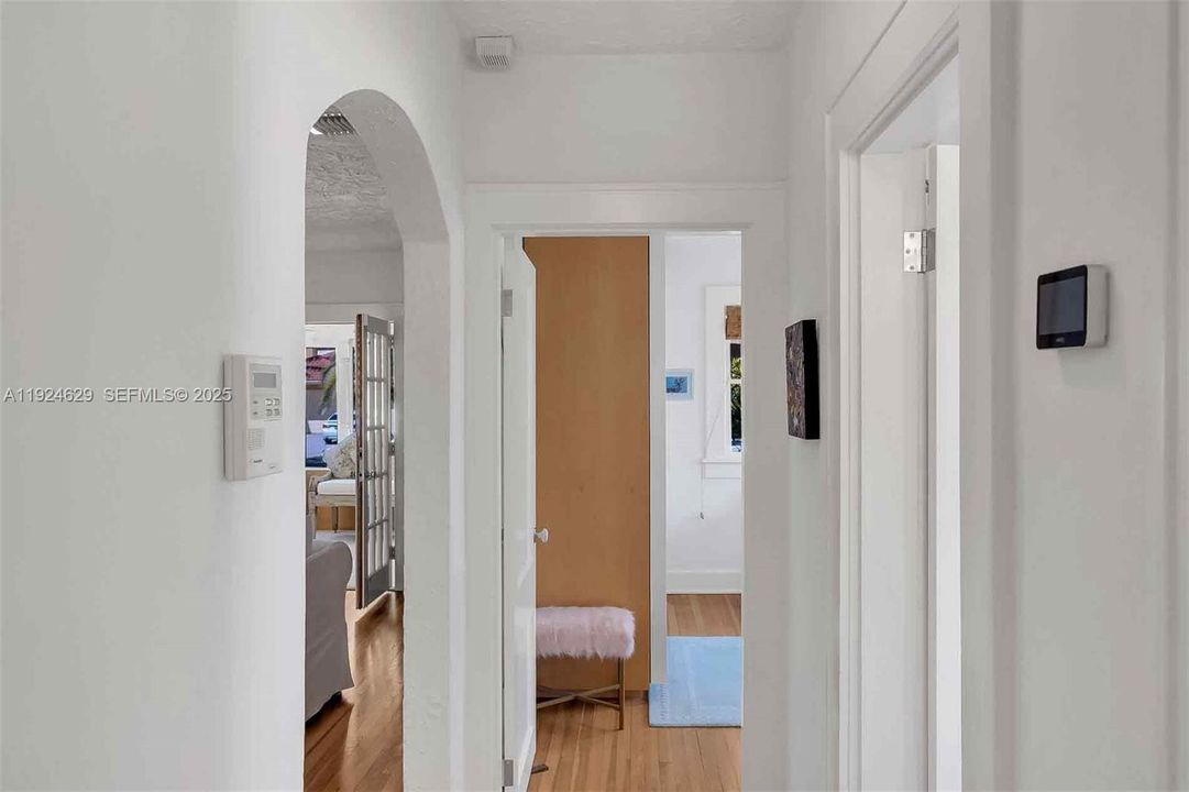 For Sale: $997,000 (2 beds, 1 baths, 1073 Square Feet)