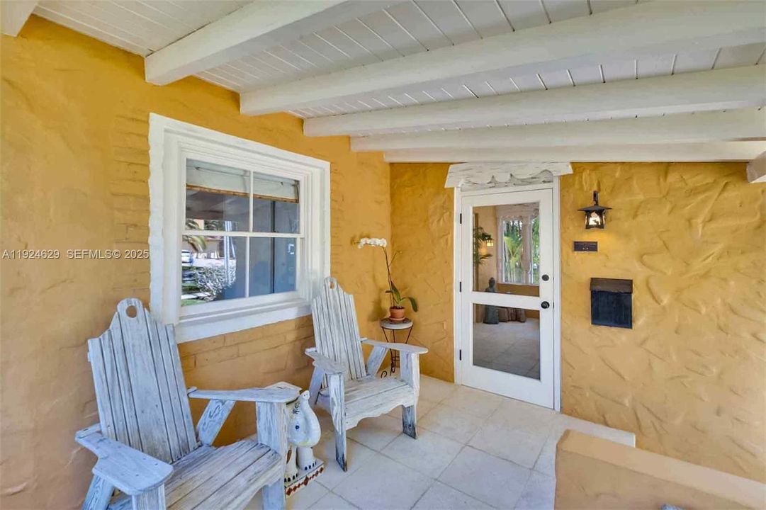 For Sale: $997,000 (2 beds, 1 baths, 1073 Square Feet)