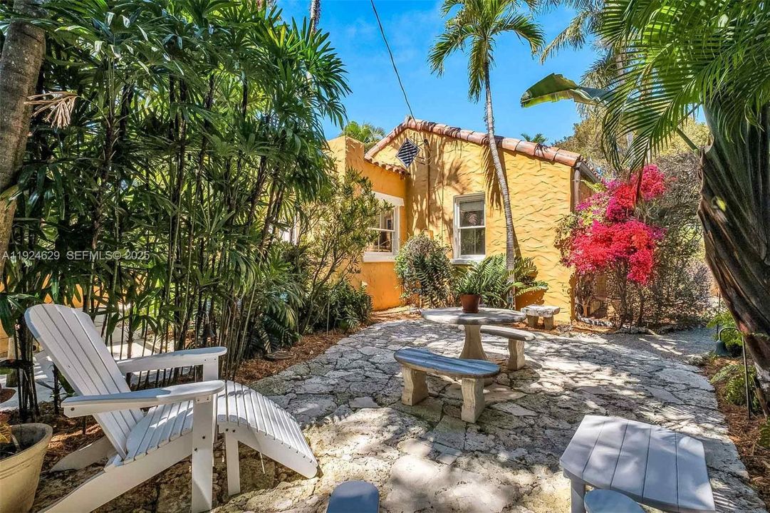 For Sale: $997,000 (2 beds, 1 baths, 1073 Square Feet)