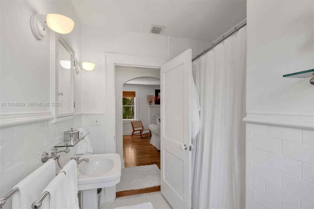 For Sale: $997,000 (2 beds, 1 baths, 1073 Square Feet)