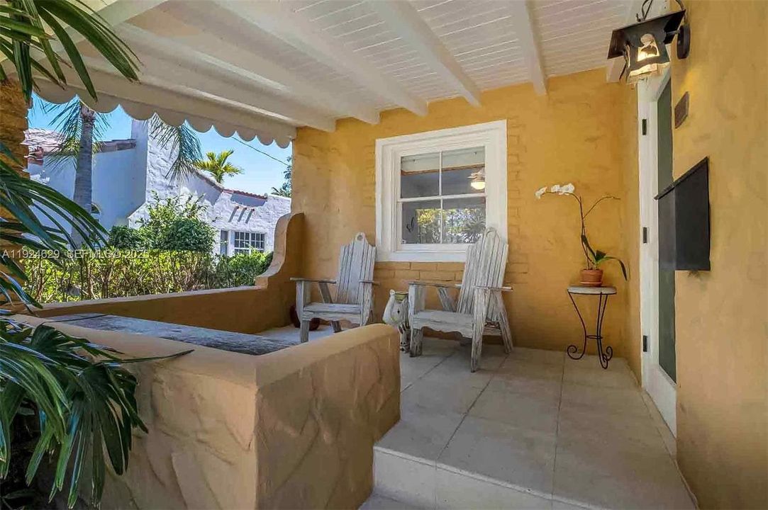 For Sale: $997,000 (2 beds, 1 baths, 1073 Square Feet)