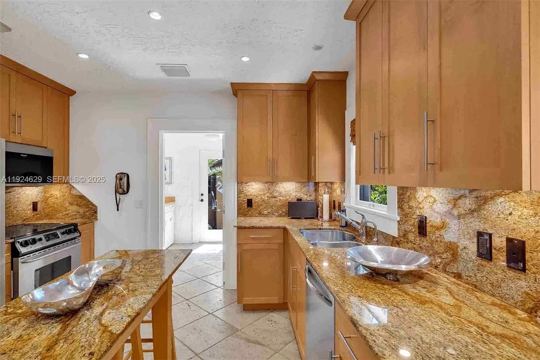 For Sale: $997,000 (2 beds, 1 baths, 1073 Square Feet)