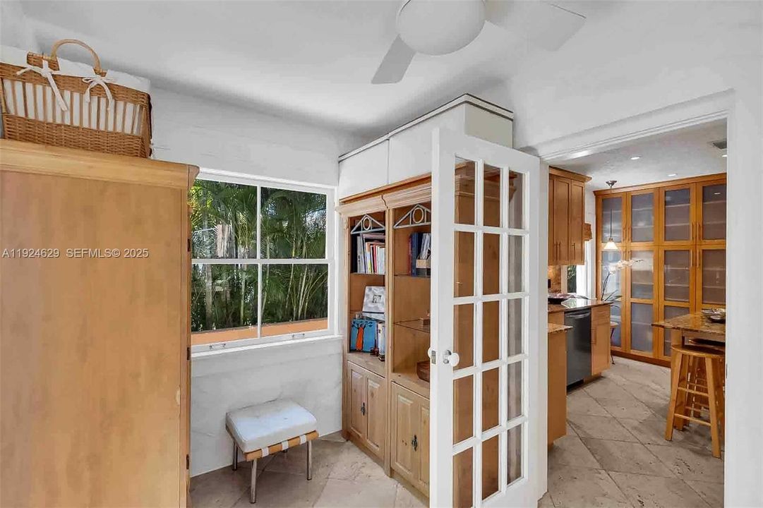 For Sale: $997,000 (2 beds, 1 baths, 1073 Square Feet)