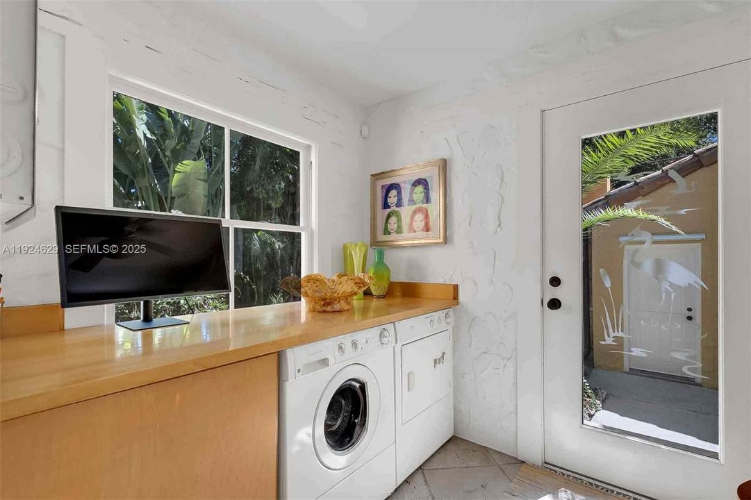 For Sale: $997,000 (2 beds, 1 baths, 1073 Square Feet)